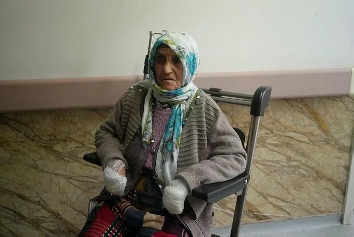 musta-kopeklerin-saldirisinda-yaralanan-medine-kiziltas-yasadigi-korkuyu-anlatti-kopeklerin-toplatilmasini-cok-1702730875881.jpeg Muş'ta köpeklerin saldırısında yaralanan Medine Kızıltaş yaşadığı korkuyu anlattı: Köpeklerin toplatılmasını çok istiyorum-3