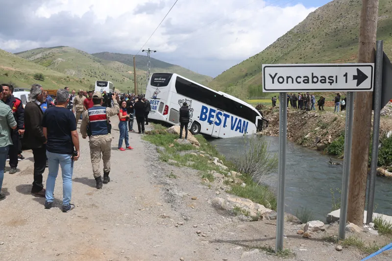 Son dakika: Bitlis Tatvan'da yolcu otobüsü dereye uçtu: 7 yaralı-5