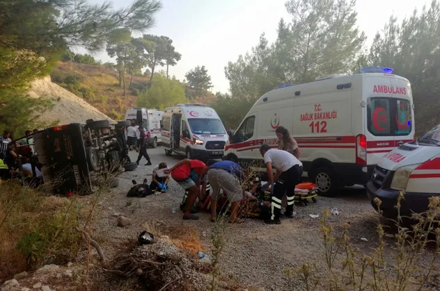 Antalya'da safari cipi devrildi: 16 yaralı