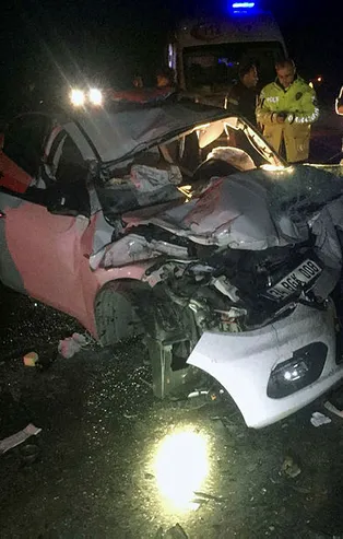 Araçta sıkışan sürücüyü itfaiye kurtardı