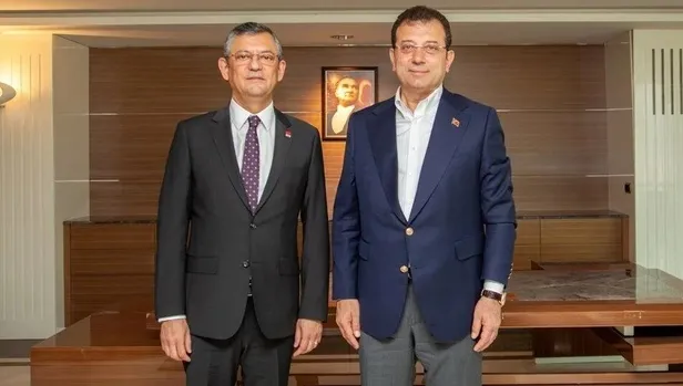 kulisler-patladi-tavsan-aday-ozgur-ozeli-koltuga-oturtan-ekrem-imamoglu-2028-cumhurbaskanligi-secimleri-icin-e-1699310854497.jpeg KULİSLER PATLADI | Tavşan aday Özgür Özel'i koltuğa oturtan Ekrem İmamoğlu 2028 cumhurbaşkanlığı seçimleri için el ovuşturuyor-3