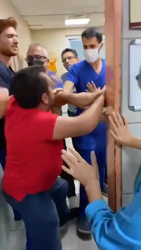 doktora-maske-saldirisi-cocuguma-bakacaksin-diyerek-uzerine-yurudu-1659594616194.jpg Doktora 'maske' saldırısı: 'Çocuğuma bakacaksın' diyerek üzerine yürüdü-3