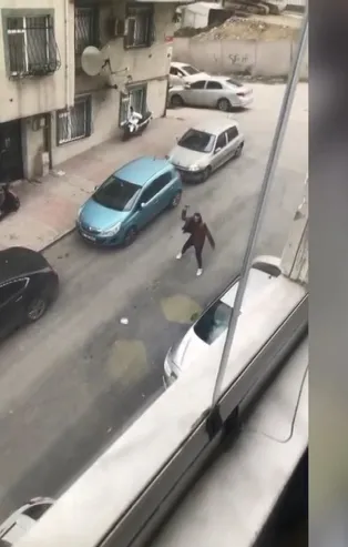 Gaziosmanpaşa'da kabus dolu anlar! Taşı kaptı saldırdı