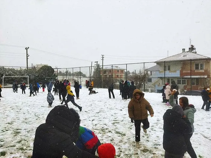 hava-durumu-istanbula-kar-yagisi-basladi-sicakliklar-10-derece-birden-dustu-bugun-hava-nasil-olacak-1704791877634.jpeg HAVA DURUMU | İstanbul'a kar yağışı başladı! Sıcaklıklar 10 derece birden düştü! Uyarı üstüne uyarı: Yağışlar ne kadar devam edecek? Hafta sonu kar var mı?-26