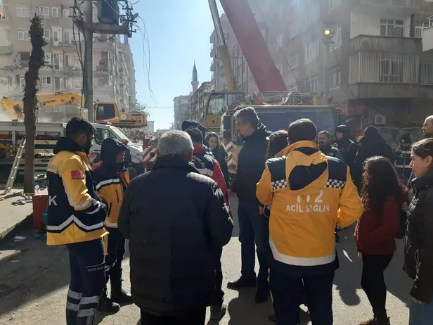 diyarbakirda-depremzededen-hdpli-garo-paylana-tepki-sen-diyarbakirin-copu-olamazsin-1676384991969.jpeg