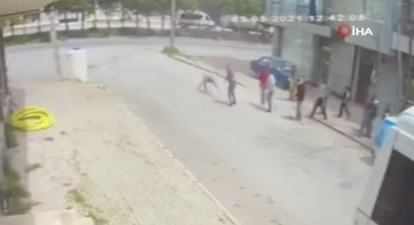 izin-belgesi-olmadigini-soyleyen-iki-kisi-taksiciyi-darbettti-1620111648754.jpg İzin belgesi olmadığını söyleyen iki kişi taksiciyi darbettti bıçakladı-2