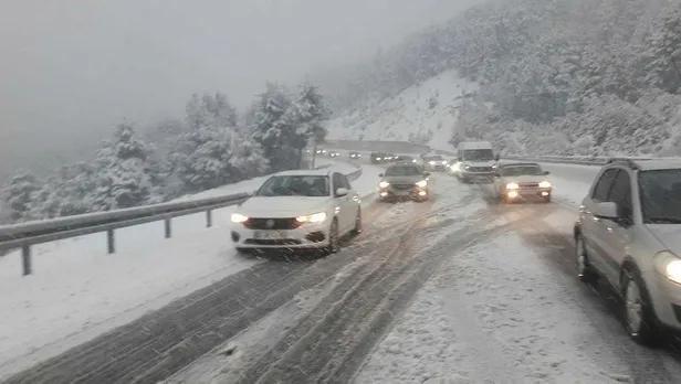 denizli-antalya-kara-yolu-yogun-kar-yagisi-nedeniyle-cift-yonlu-olarak-ulasima-kapatildi-1646247419567.jpeg Denizli- Antalya kara yolu yoğun kar yağışı nedeniyle çift yönlü olarak ulaşıma kapatıldı-6