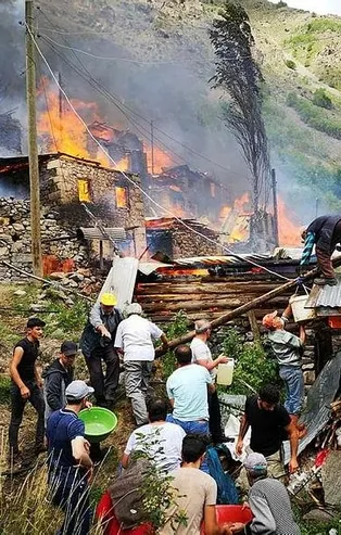 Son dakika: Artvin'in Yusufeli ilçesindeki yangın kontrol altına alındı! Yaklaşık 20 ev kullanılamaz hale geldi