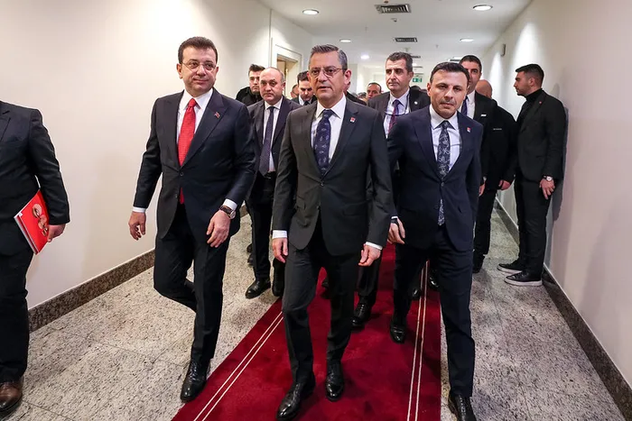 ekrem-imamoglu-ozgur-ozel-kavgasi-istanbul-lansmanina-yansidi-liste-aciklanmiyor-biz-ekrem-beyin-noteri-degili-1704523891078.jpg