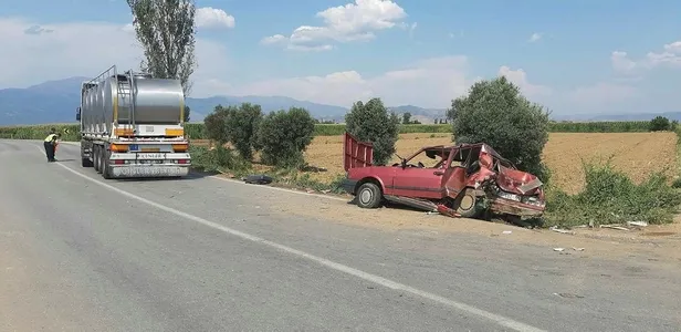 izmirde-feci-kaza-tir-otomobili-metrelerce-surukledi-1627232567675.jpeg İzmir'de feci kaza! TIR otomobili metrelerce sürükledi...-3