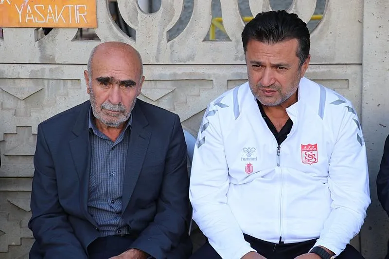 İstanbul Ümraniye'de uğradığı silahlı saldırıda şehit olan polis memuru 27 yaşındaki polis memuru Şeyda Yılmaz'ın eşi Semih Yılmaz, saldırıyı telsiz anonsuyla öğrendiğini anlattı. Net Global Sivasspor Teknik Direktörü Bülent Uygun (sağda), baba Mehmet Yağlı'ya (solda) baş sağlığı diledi. (AA)