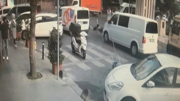 Genç kız yaya geçidinde minibüsün çarpmasıyla savruldu - 2