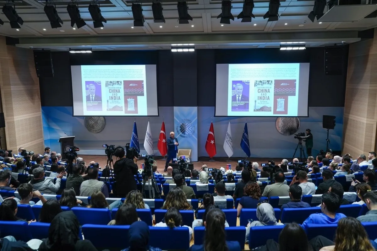 dekolonizasyon-ve-yeni-bir-dunya-ihtiyaci-medipolde-masaya-yatirildi-ihtiyacimiz-olan-sey-taklit-degil-ictihat-1778650168769.jpeg Dekolonizasyon ve yeni bir dünya ihtiyacına akademik perspektif: "İhtiyacımız olan şey taklit değil, içtihattır"-1