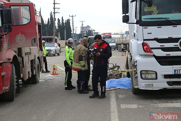 Hatay'da TIR ile çarpışan motosikletteki anne ile bebeği öldü, baba ve 2 çocuğu yaralandı.