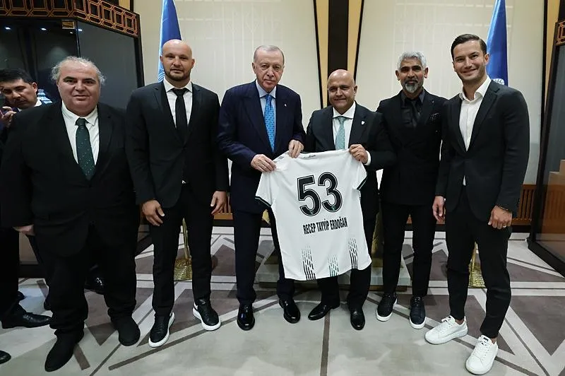 Kabulde, Kocaelispor Başkanı Recep Durul (sağ 3) ve beraberindekiler Başkan Erdoğan'a forma hediye etti. (AA)
