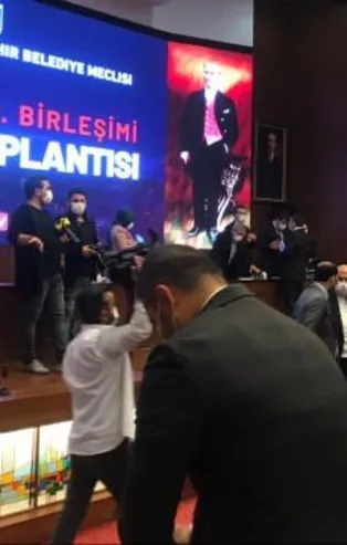 Demokrasi çığırtkanı CHP'de bir skandal daha! Mansur Yavaş Meclis üyelerinin konuşmasına izin vermedi