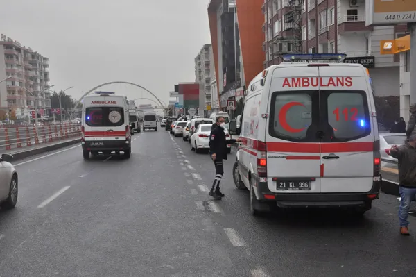 diyarbakirda-2-katli-gelinlik-magazasinda-yangin-cikti-biri-hamile-7-kadin-dumandan-etkilendi-1607941306031.jpg Diyarbakır'da 2 katlı gelinlik mağazasında yangın çıktı: Biri hamile 7 kadın dumandan etkilendi-4