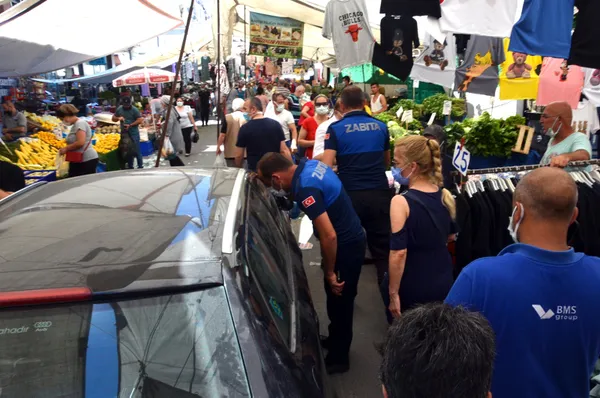 avcilarda-pazar-kurulacak-sokakta-unutulan-otomobil-tasinarak-tezgah-icin-yer-acildi-1625121947672.jpg Avcılar'da pazar kurulacak sokakta unutulan otomobil taşınarak tezgah için yer açıldı-5