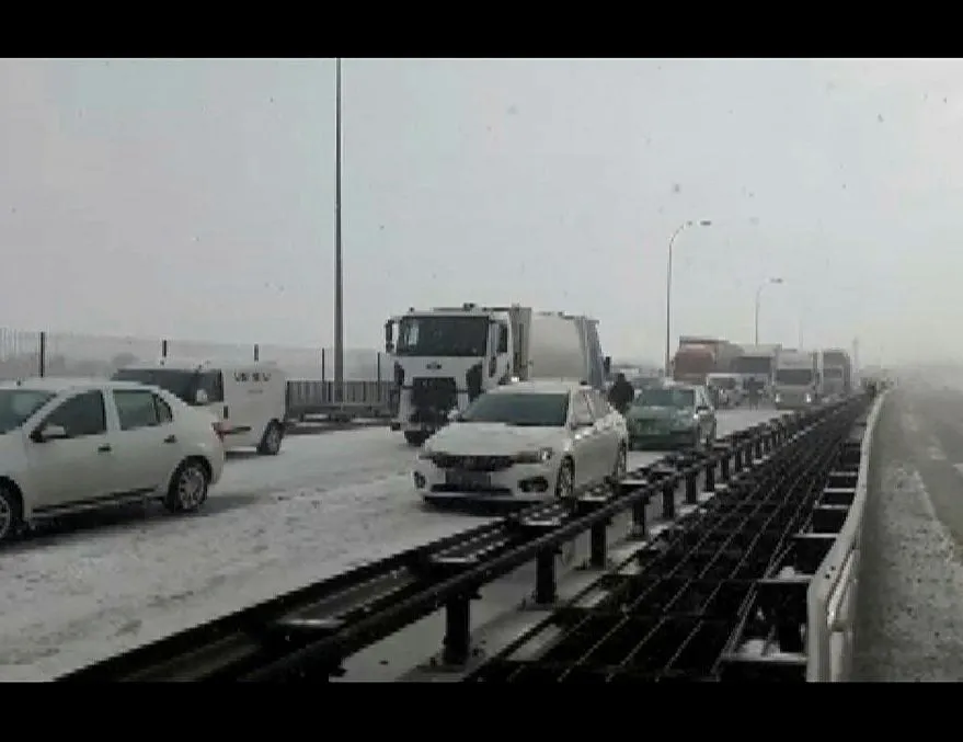 TEM’de kar kazası: Yol trafiğe kapandı