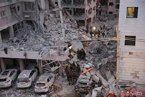 İsrail kentleri alev alev! Balistik ve hipersonikler Demir Kubbe'yi kevgir etti... Füze yağmuru Mersin'den bile görüntülendi - 5