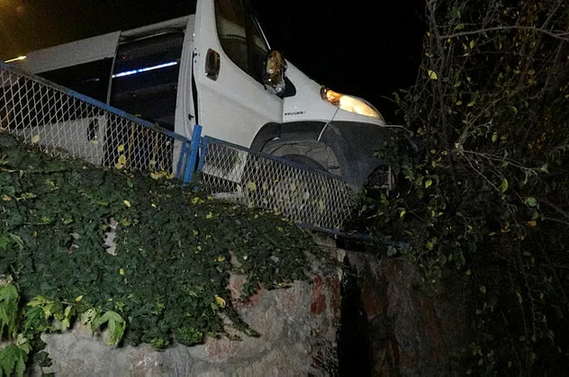 Tokat'ta işçi servisi pansiyon bahçesine girdi: 5 yaralı