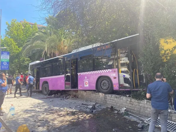 Son dakika: Kadıköy'de İETT otobüsü MGSM'ne daldı! Yaralılar var-2