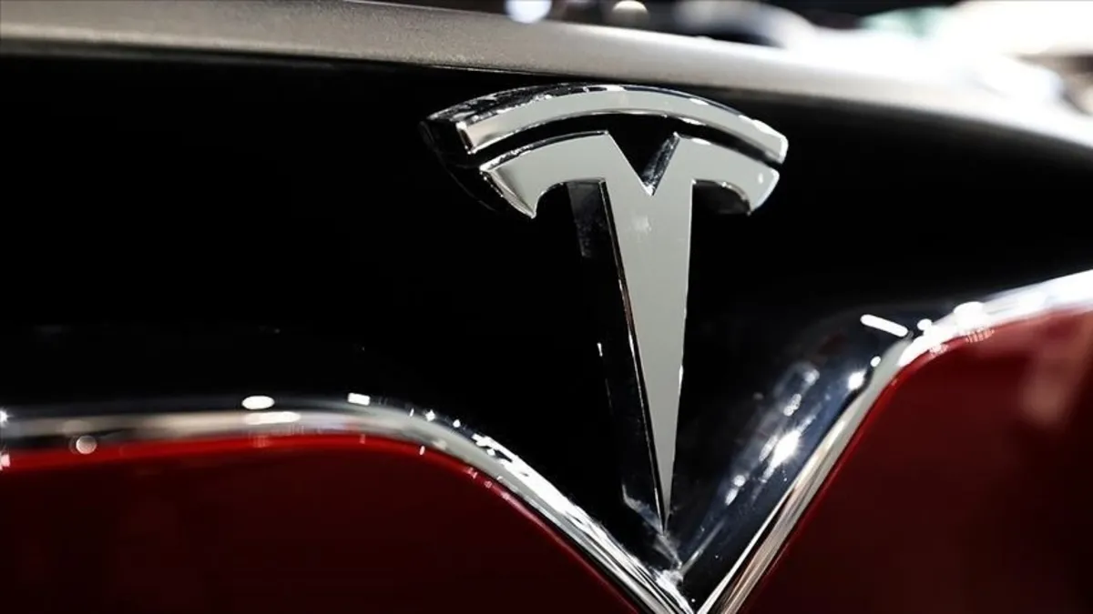Tesla FSD abonelik sistemi ile bir oto galeri önünde duran Model Y