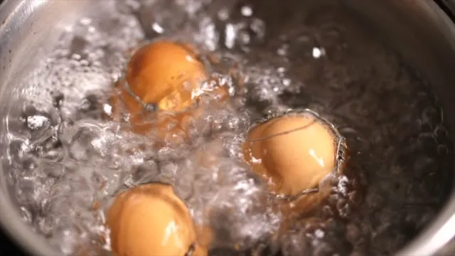 tuz-eklemekten-10-kat-daha-etkili-sadece-2-kasik-ilayumurtalariniz-haslarken-bir-daha-catlamayacak-1700940316650.jpg Tuz eklemekten 10 kat daha etkili! Sadece 2 kaşık ilave etmek yeterli! Yumurtalarınız haşlarken bir daha çatlamayacak-3