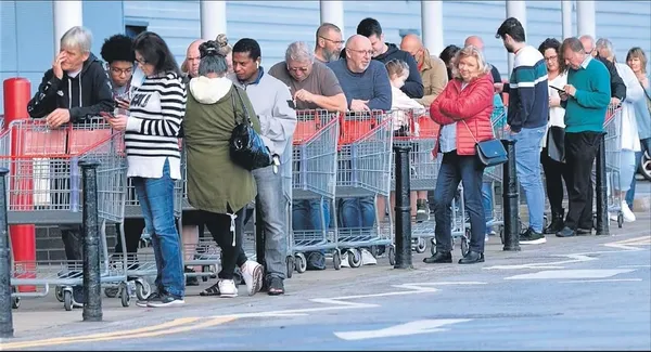 Birleşik Krallık, kıtlıkla sarsıldı! Ülkede hem yakıt hem de yiyecek krizi yaşandı-1