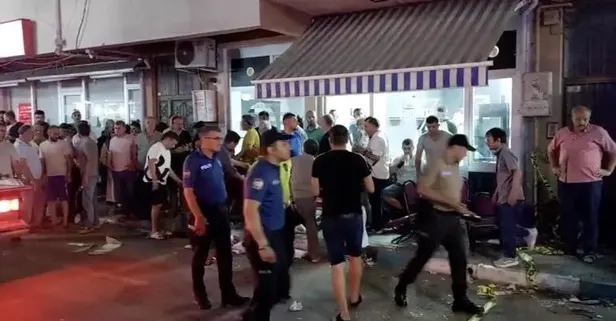 Otomobil kıraathaneye daldı:11 kişinin yaralandı! Korkunç anlar anbean kaydedildi