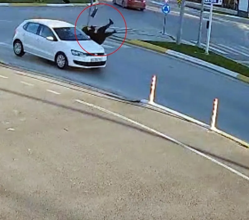 karsiya-gecmek-isteyen-kadina-5-dakika-arayla-2-otomobil-carpti-1736002770491.jpeg Yaya geçidinde otomobil çarptı, 5 dakika sonra farklı bir araç üzerinden geçti. (İHA)