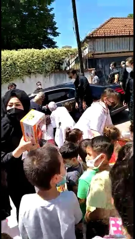 baskan-erdogan-cocuklar-tayyip-dede-diye-seslenince-konvoyu-durdurdu-oyuncak-hediye-etti-1623496218949.jpg Başkan Erdoğan çocuklar 'Tayyip Dede' diye seslenince konvoyu durdurdu oyuncak hediye etti-4