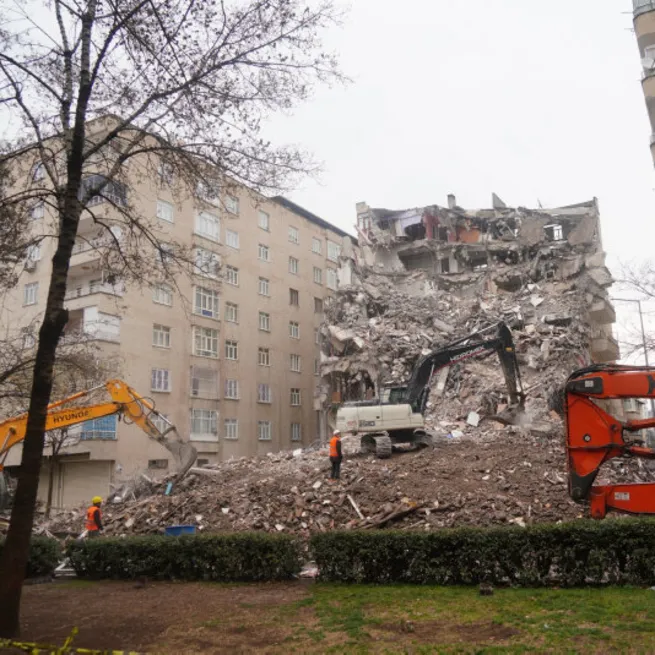 Bağlar’da kentsel dönüşümü engellediler: Evler 284 kişiye mezar oldu