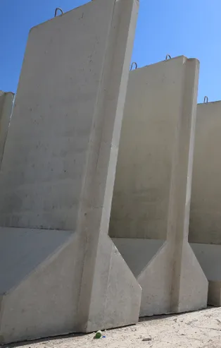 Sınıra beton blok sevkiyatı