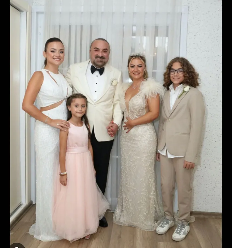 kuzeyin-oglu-volkan-konakin-kizi-derin-ile-sarki-soyledigi-o-anlar-gundem-oldu-1772782103456.jpg Kuzeyin Oğlu Volkan Konak’ın kızı Derin ile şarkı söylediği o anlar gündem oldu!-5