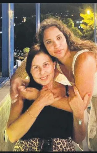 Nilüfer'den kızı Ayşe Nazlı'ya doğum günü sürprizi