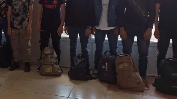 istanbulda-kacak-gocmen-operasyonu-bugun-1352-1-14-mayis-tarihlerinde-10-bin-568i-yakalandi-1652556578522.jpeg İstanbul'da kaçak göçmen operasyonu: Bugün 1352, 1-14 Mayıs tarihlerinde 10 bin 568'i yakalandı-3