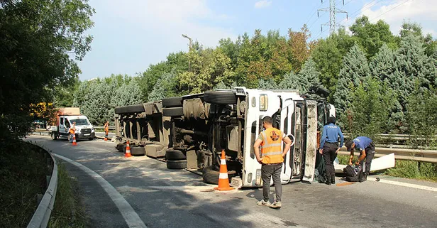 TEM bağlantı yolunda tır devrildi: 1 yaralı