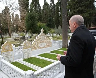 Başkan Erdoğan, cuma namazının ardından annesi ve babasının kabrini ziyaret etti!
