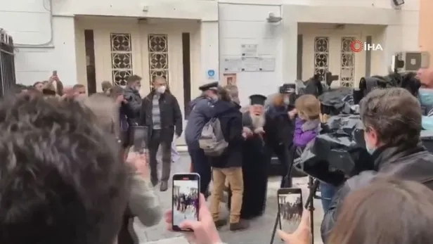 yunanistanda-papa-francise-sok-ortodoks-rahip-bombaladi-papa-sen-bir-kafirsin-1638648372852.jpeg Yunanistan'da Papa Francis’e şok! Ortodoks rahip bombaladı: Papa Sen bir kafirsin-3