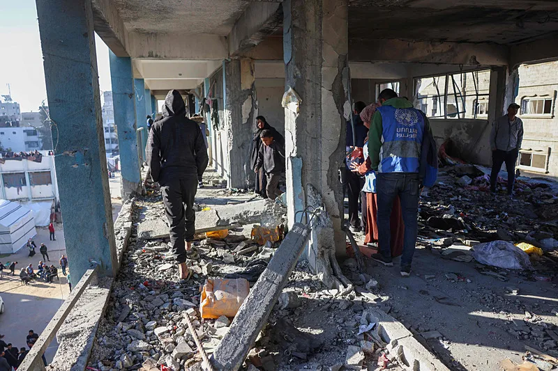 İsrail Han Yunus'ta Ahmed Abdülaziz Okuluna saldırı düzenledi (AFP)