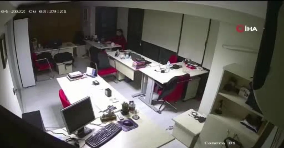 İzmir Buca'daki deprem anı kamerada!