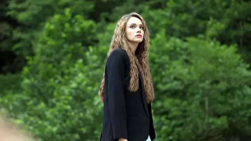 1712069287953.jpg Hudutsuz Sevda Ceylan'ın yerine o isim geçecek! 2 oyuncu diziden aynı anda ayrıldı-6