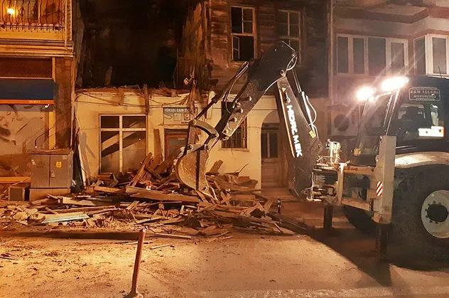 Gelibolu'da metruk binanın bir bölümü çöktü