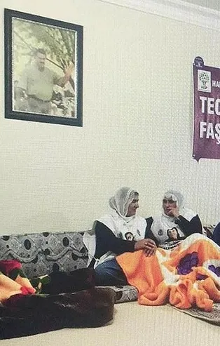 HDP'li vekiller teröristbaşı Öcalan posteriyle poz verdi