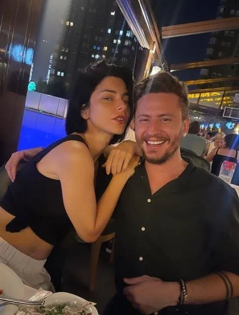 merve-bolugurla-tiktokta-canli-yayin-acan-mert-aydin-takipcilerinden-gelen-paradan-esine-pay-vermiyor-1664220693470.jpeg Merve Boluğur'la TikTok'ta canlı yayın açan Mert Aydın, takipçilerinden gelen paradan eşine pay vermiyor-4