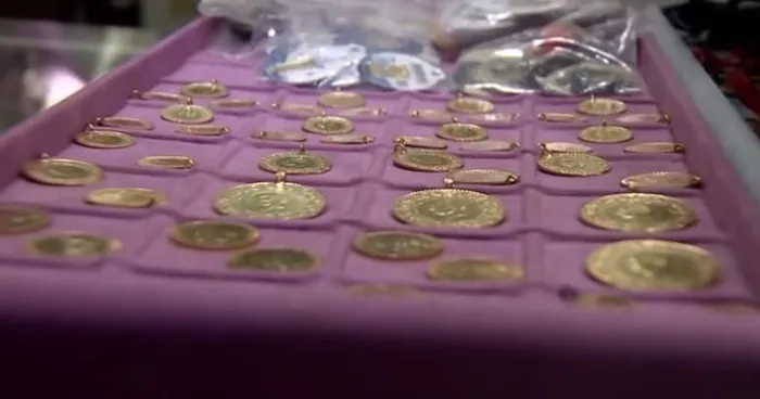 altini-boyle-alanlar-yandi-kuytuda-kosede-ceyrek-gram-altini-olanlar-muhakkak-kontrol-etsin-1704785347015.jpg Kenarda köşede çeyrek gram altını olanlar muhakkak kontrol edin! Altını böyle aldıysanız eyvah eyvah-3