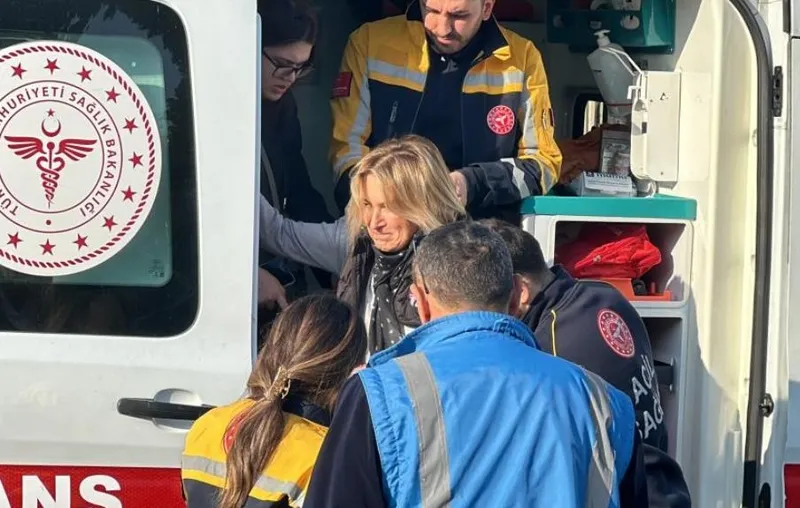 istanbullunun-ulasim-eziyeti-mecidiyekoyde-yuruyen-merdiven-aniden-durdu-3-kisi-yaralandi-1709564362297.jpeg Mecidiyeköy'de ters yönlü yürüyen merdiven kazası | CHP'li İBB örtbas peşine düştü! Fondaşa baskı: Halk TV tweeti silmek zorunda kaldı-7