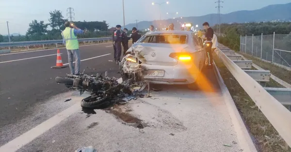 Bursa'da emniyet şeridinde duran otomobile çarpan motosikletli 2 kişi ağır yaralandı
