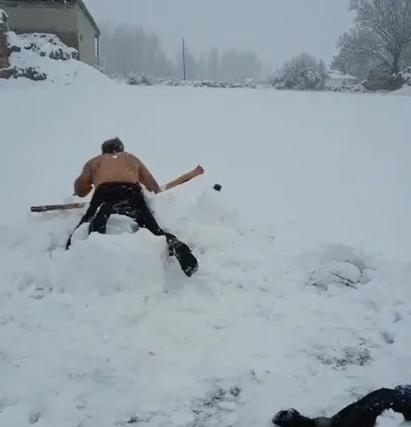 sivasta-yasli-bir-adam-dondurucu-sogukta-soyundu-ve-kardan-adamla-guresti-1641535711802.jpg Sivas'ta yaşlı bir adam dondurucu soğukta soyundu ve kardan adamla güreşti-4